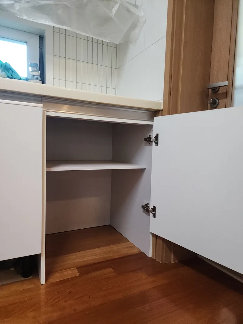 인천 부평, 철거 후 수납장으로 마감한 하부장 내부