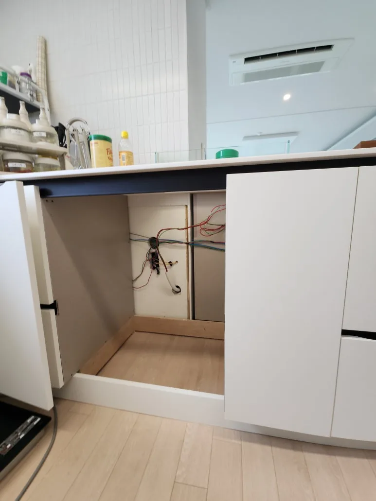자리 만들기 작업 완료 — 빌트인 식기세척기 설치를 위한 공간만 준비된 상태